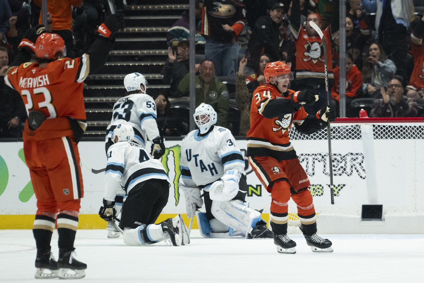 Leo Carlsson scores in OT, and the Ducks beat Utah 5-4 for their 9th straight home opener victory | iNFOnews.ca