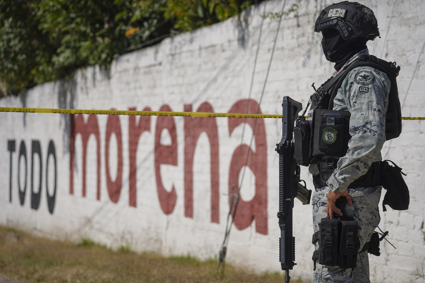 A car bomb explodes outside a police station in western Mexico, wounding 3 officers | iNFOnews.ca