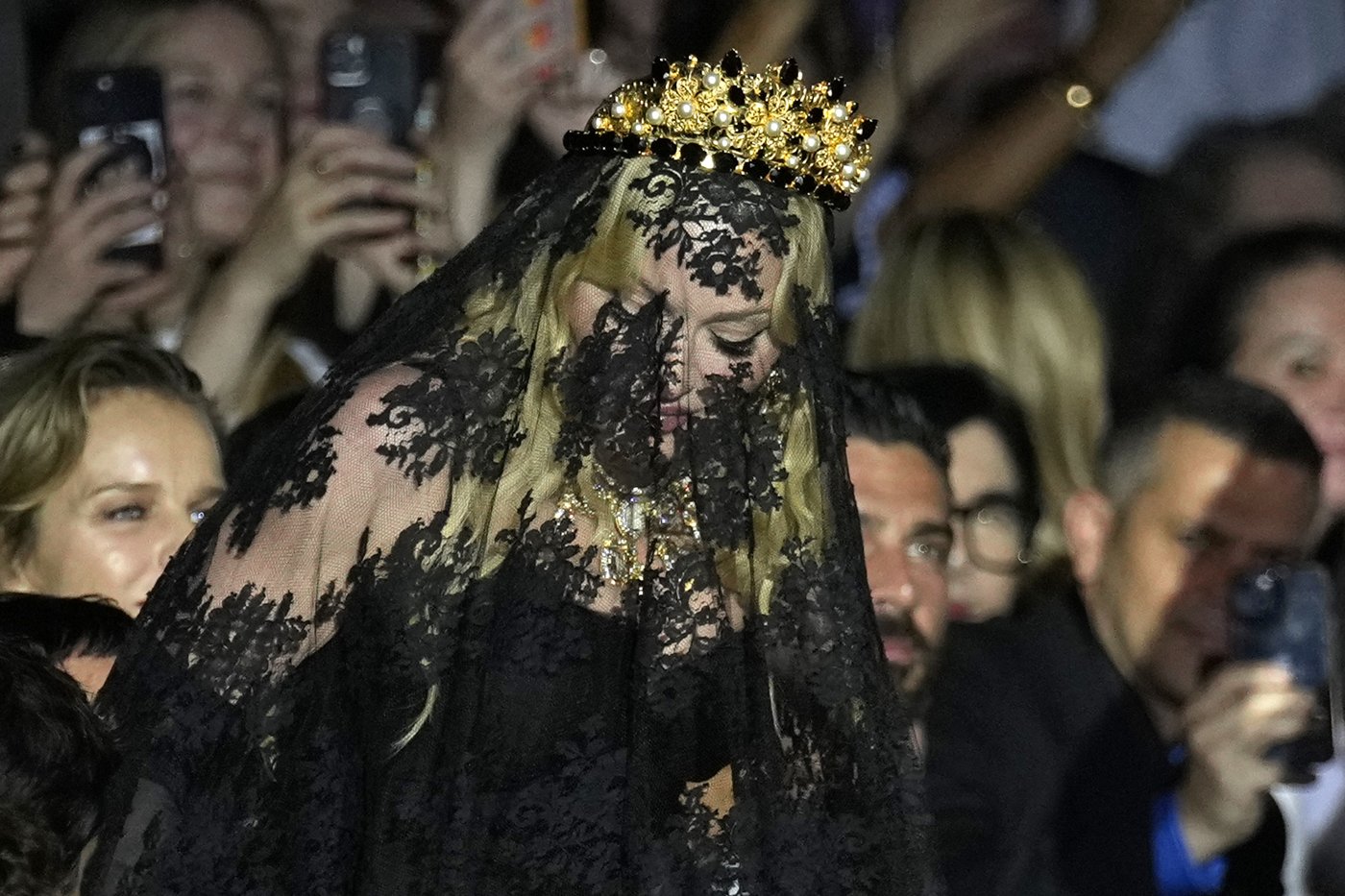 Madonna makes veiled entrance to Dolce&Gabbana for show celebrating her 1990s heyday | iNFOnews.ca