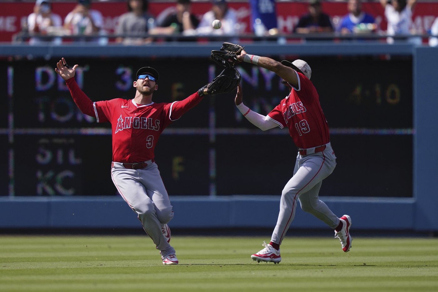 Travis d'Arnaud's tiebreaking homer in 8th leads Angels over Dodgers 6-4 for 3-game sweep | iNFOnews.ca Travis d'Arnaud's tiebreaking homer in 8th leads Angels over Dodgers 6-4 for 3-game sweep | iNFOnews.ca