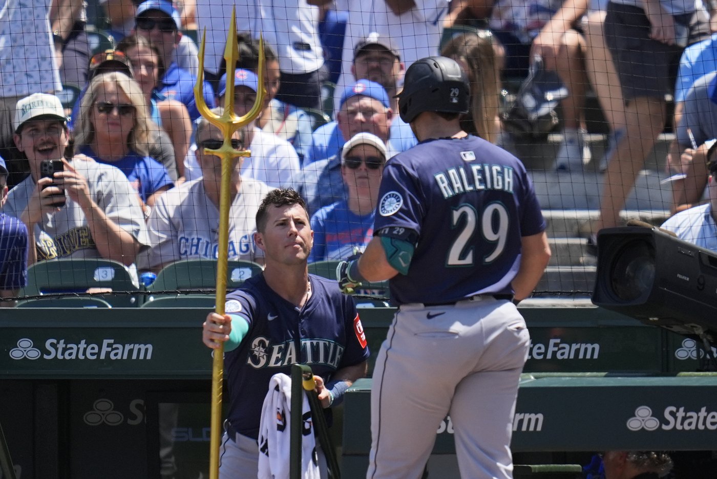 Raleigh homers twice, breaks Bench's record in the Mariners' victory over the Cubs | iNFOnews.ca