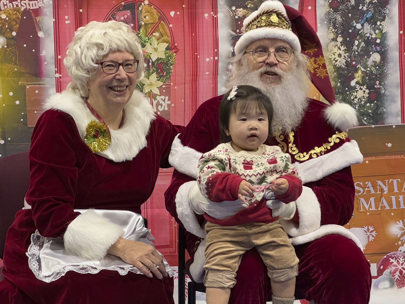 Santa and Mrs. Claus use military transports to bring Christmas to an Alaska Native village | iNFOnews.ca Santa and Mrs. Claus use military transports to bring Christmas to an Alaska Native village | iNFOnews.ca