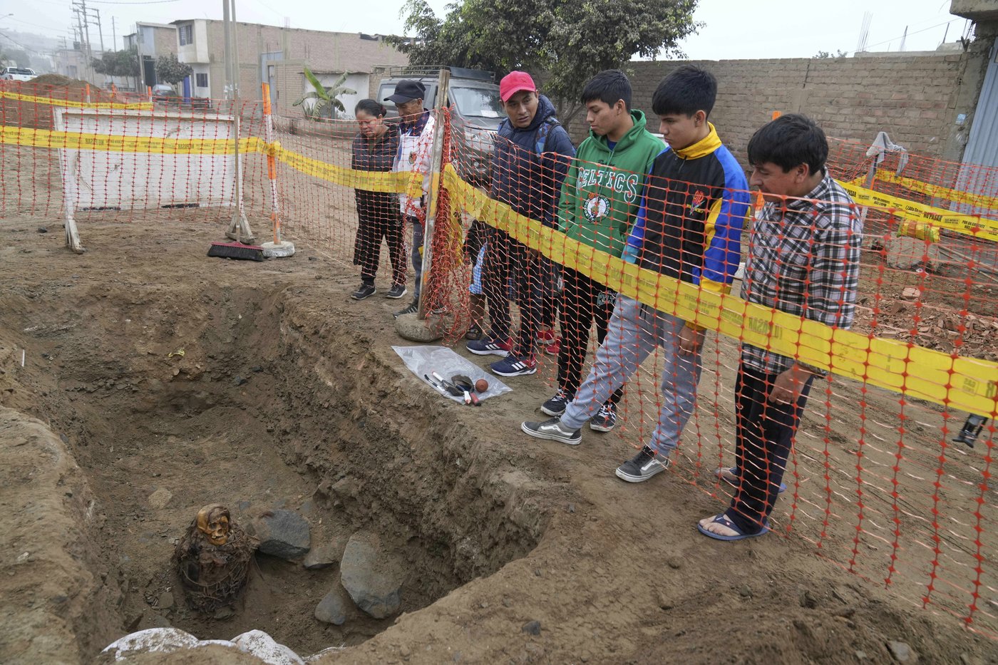 Utility workers uncover 1,000-year-old pre-Inca mummy in Peru's capital | iNFOnews.ca Utility workers uncover 1,000-year-old pre-Inca mummy in Peru's capital | iNFOnews.ca
