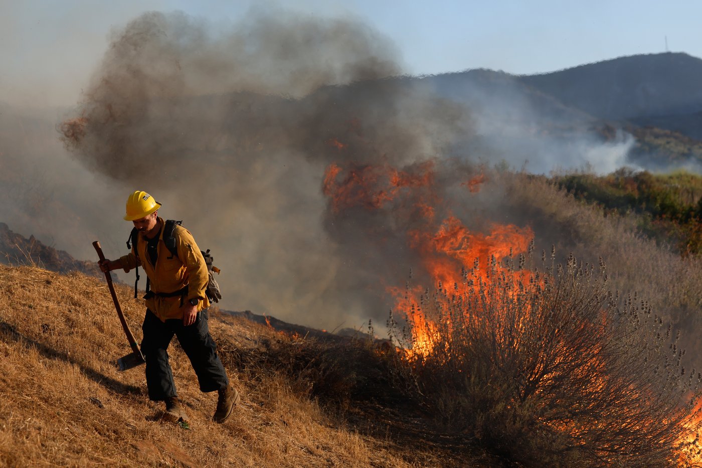 More than 17,000 under evacuation orders as Southern California wildfire threatens homes | iNhome More than 17,000 under evacuation orders as Southern California wildfire threatens homes | iNhome