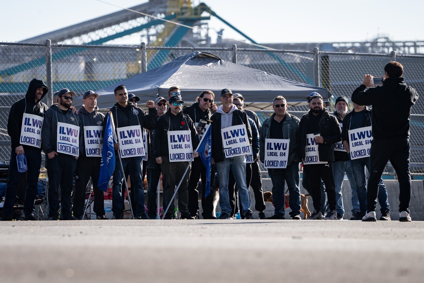 Negotiations are set to resume in B.C. port work stoppage | iNFOnews.ca