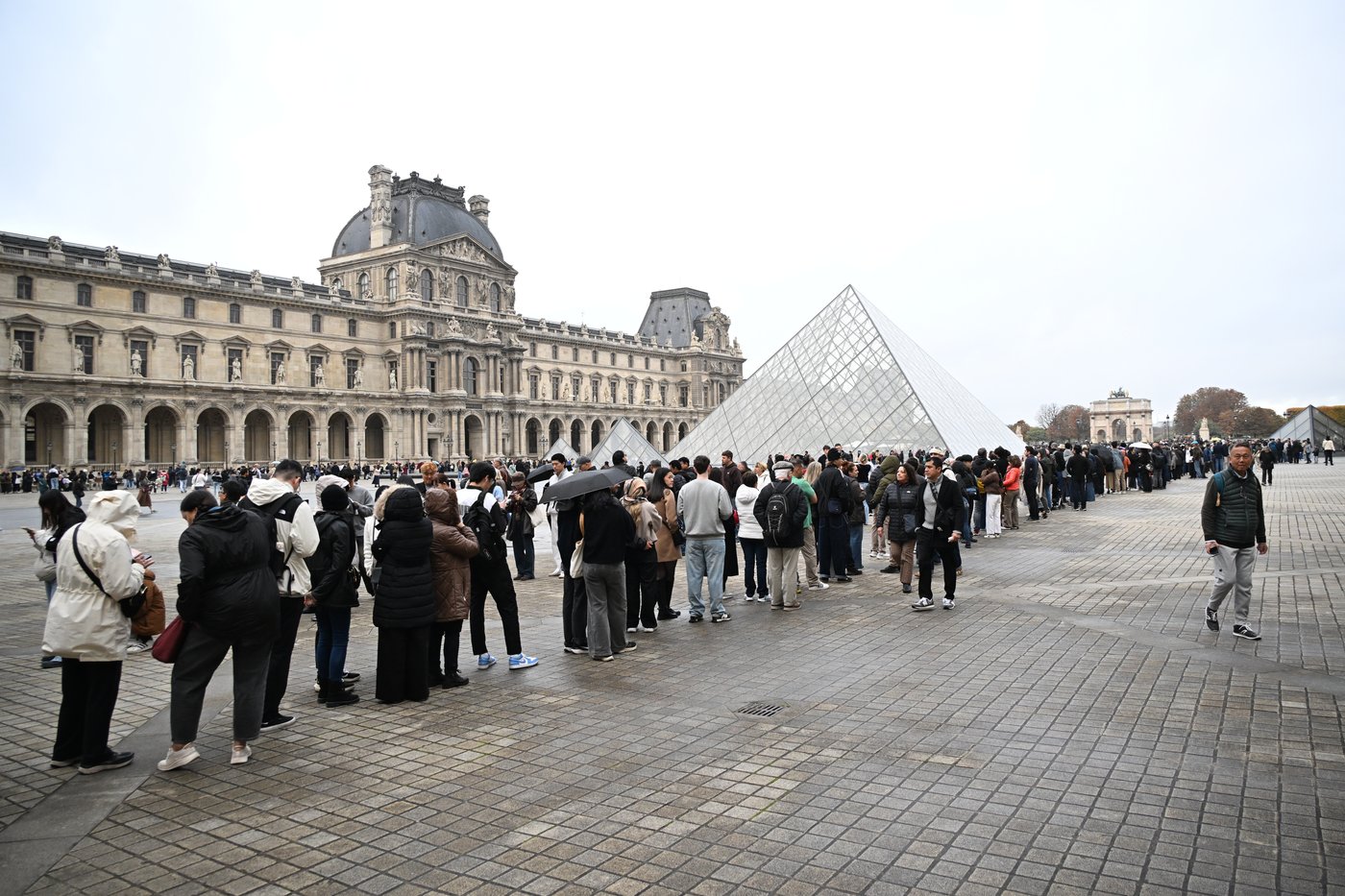Louvre remains closed a day after daring theft of Napoleonic jewels | iNFOnews.ca Louvre remains closed a day after daring theft of Napoleonic jewels | iNFOnews.ca
