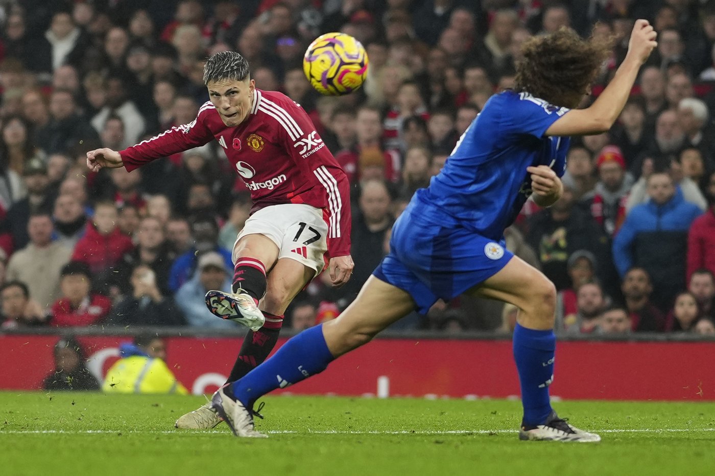Arsenal's winless run goes on after 1-1 draw with Chelsea and Man United beats Leicester 3-0 | iNFOnews.ca Arsenal's winless run goes on after 1-1 draw with Chelsea and Man United beats Leicester 3-0 | iNFOnews.ca