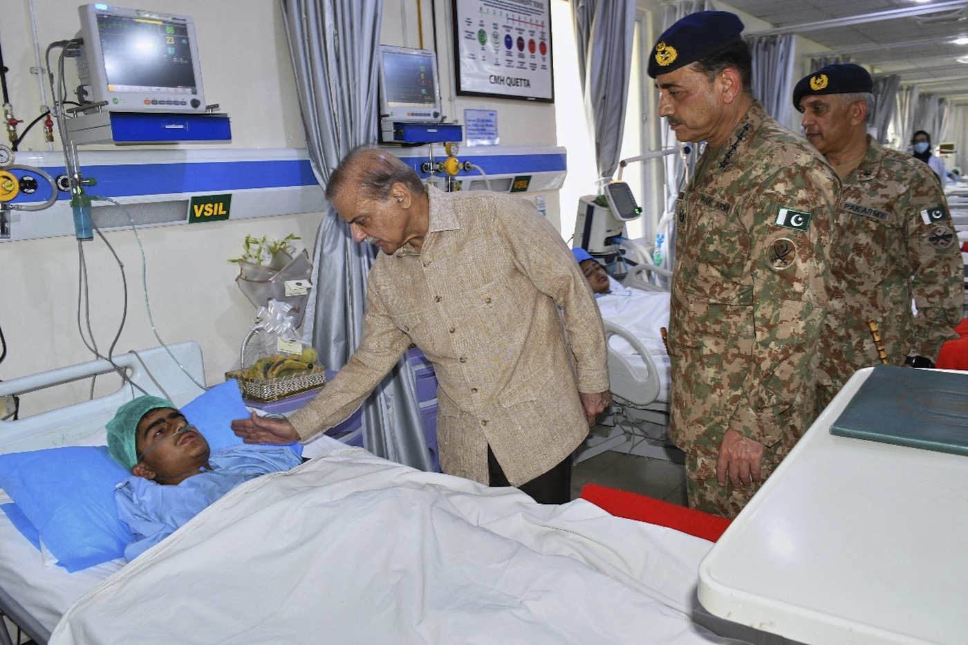 3 girls and 2 soldiers killed in Pakistan school bus bombing are buried | iNFOnews.ca