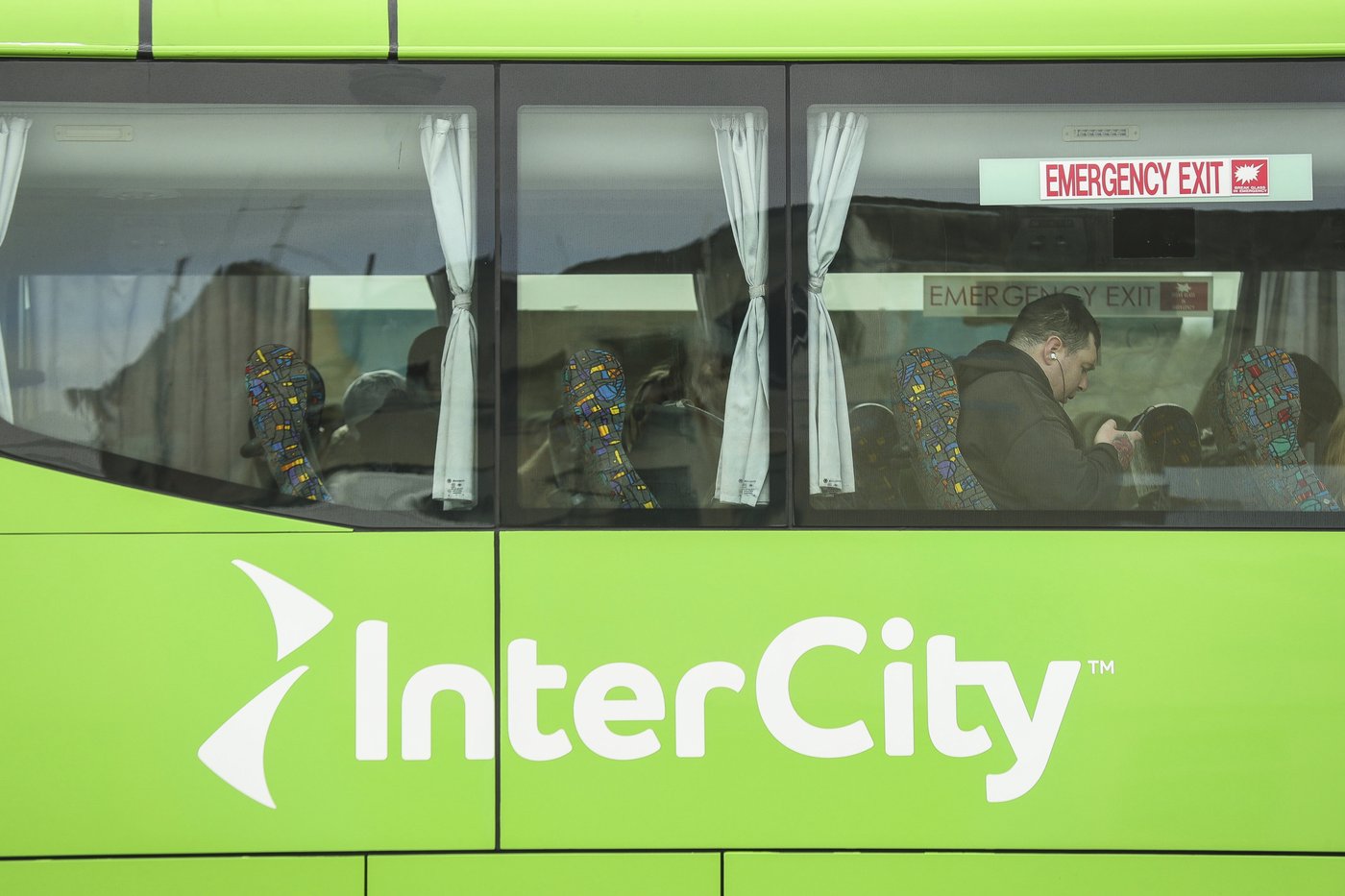 New Zealand woman arrested after 2-year-old girl found alive in suitcase stowed in bus luggage | iNFOnews.ca