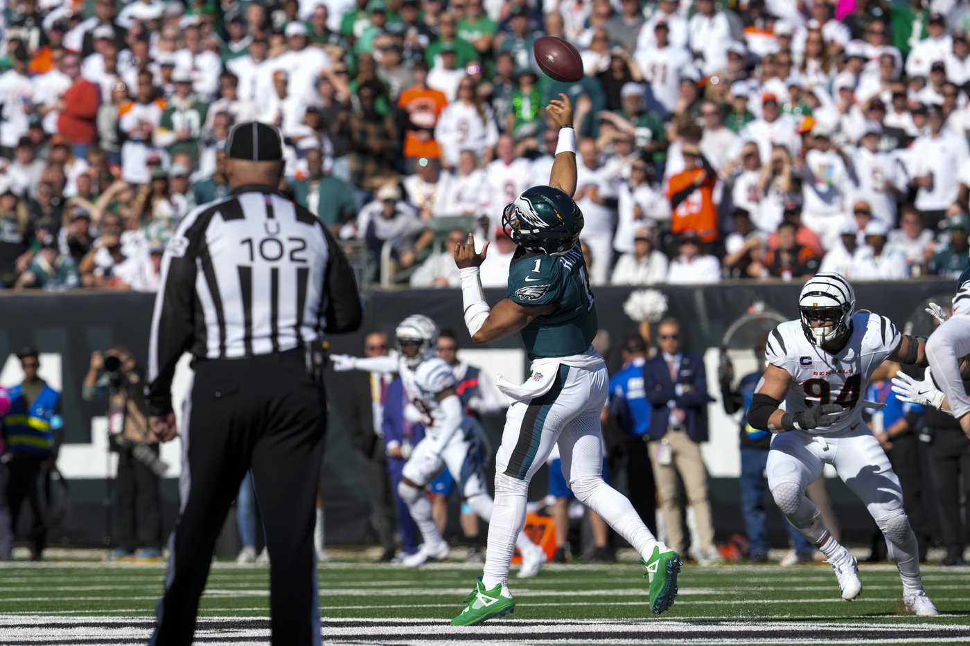 Jalen Hurts and Saquon Barkley help the Eagles run away from the Bengals for a 37-17 win | iNFOnews.ca Jalen Hurts and Saquon Barkley help the Eagles run away from the Bengals for a 37-17 win | iNFOnews.ca