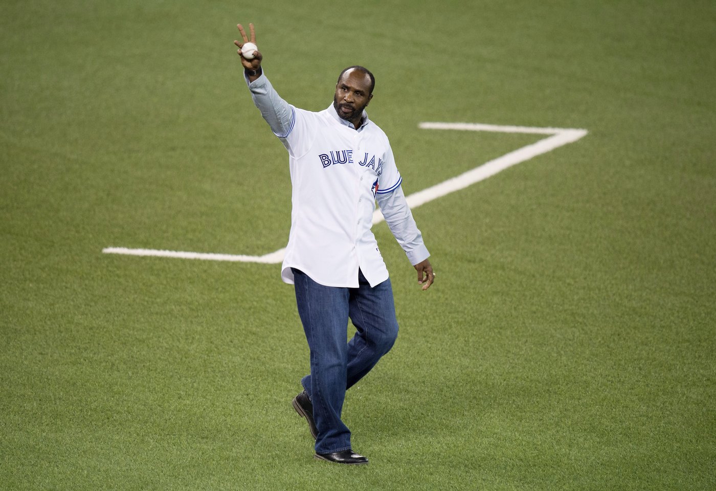 Devon White to throw out first pitch at Game 6 of World Series, Grenon to sing anthem | iNFOnews.ca