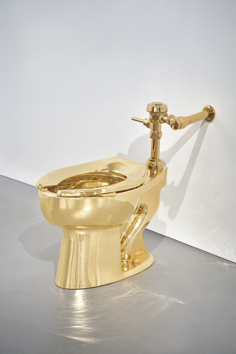 A solid gold toilet is up for auction with a $10 million starting price | iNFOnews.ca A solid gold toilet is up for auction with a $10 million starting price | iNFOnews.ca