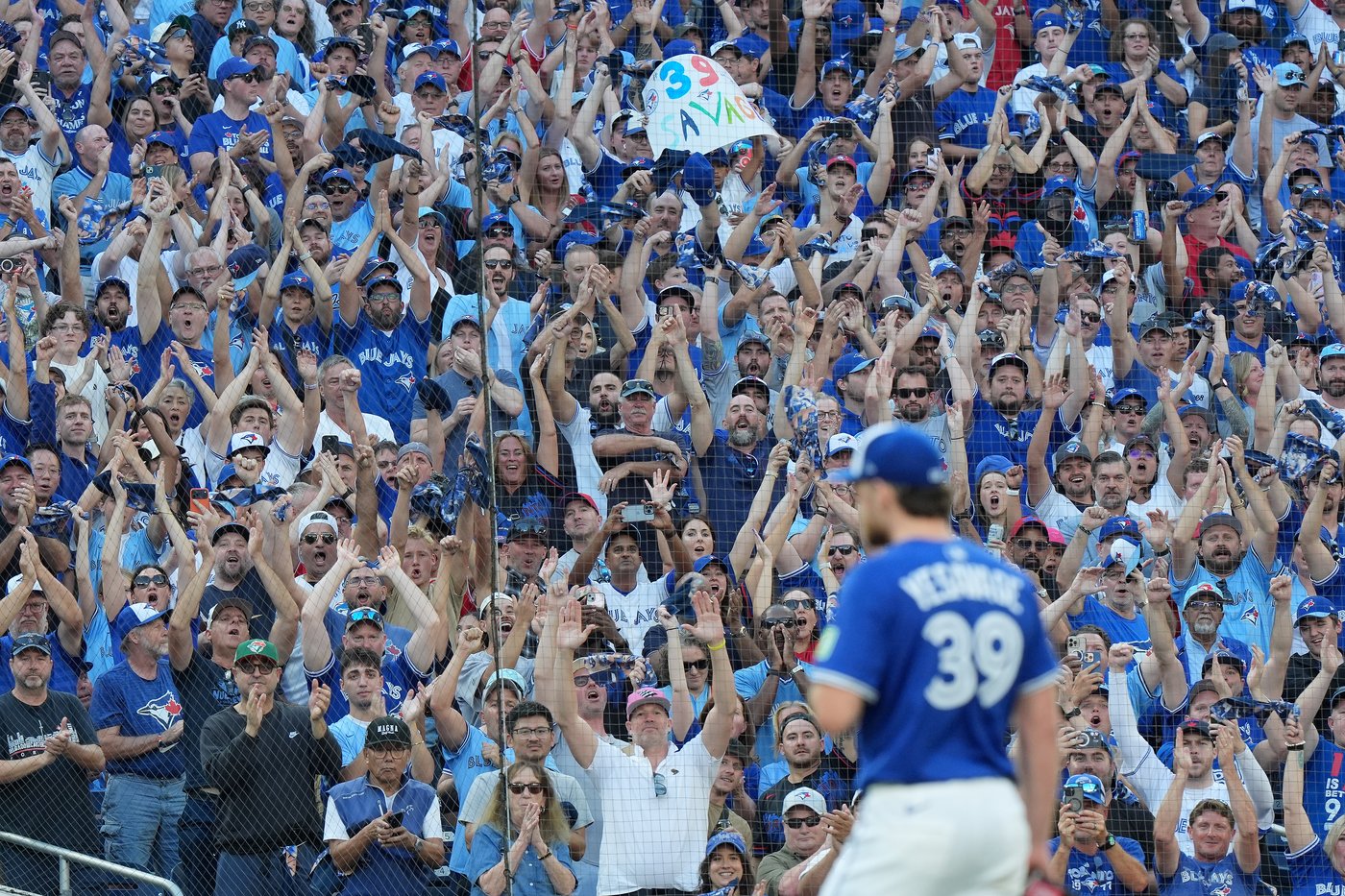 Fans celebrate in Toronto as Blue Jays top Yankees to reach first ALCS since 2016 | iNFOnews.ca
