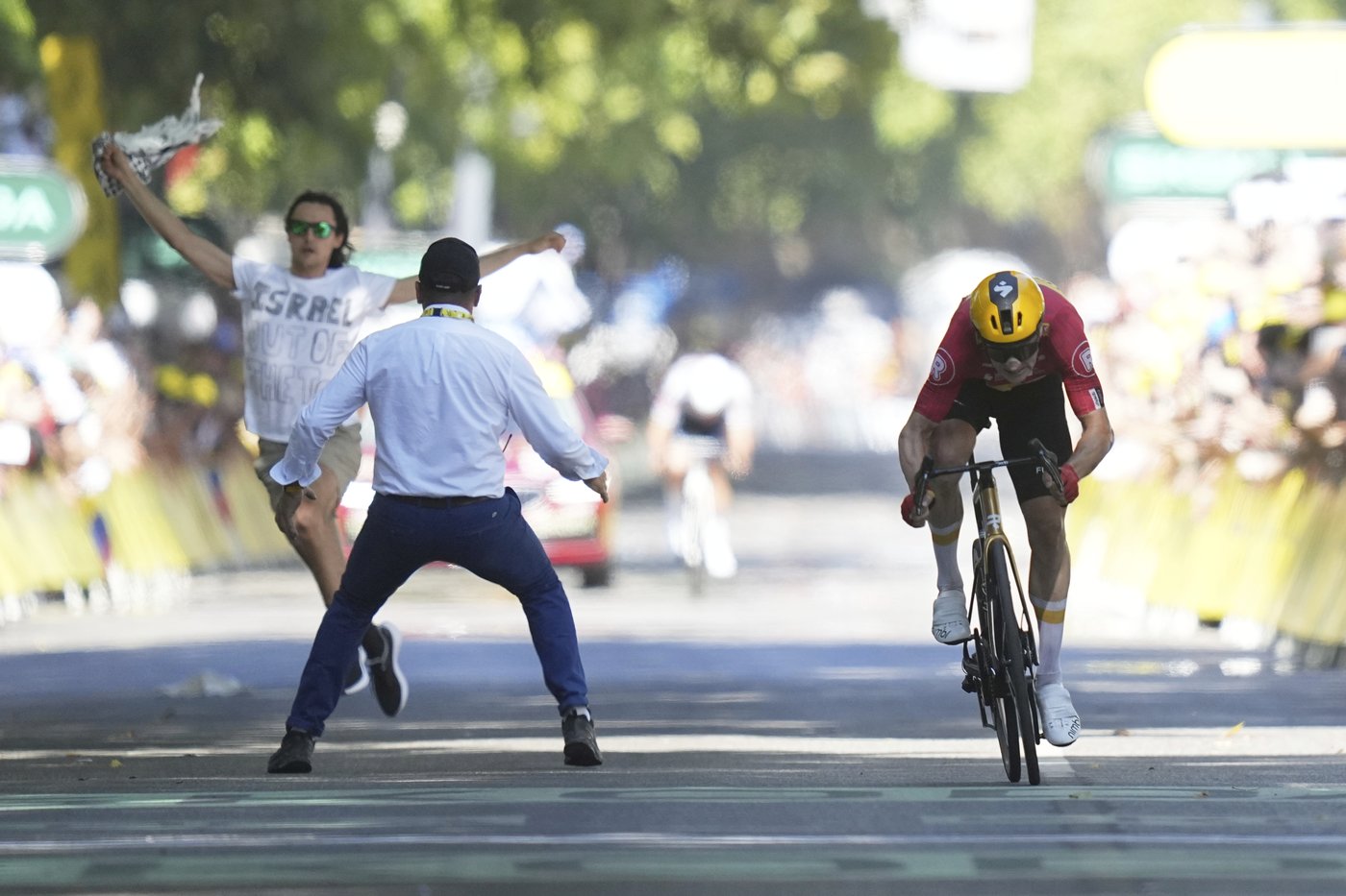 Pro-Palestinian protester takes issue with Israeli team at Tour de France | iNFOnews.ca Pro-Palestinian protester takes issue with Israeli team at Tour de France | iNFOnews.ca