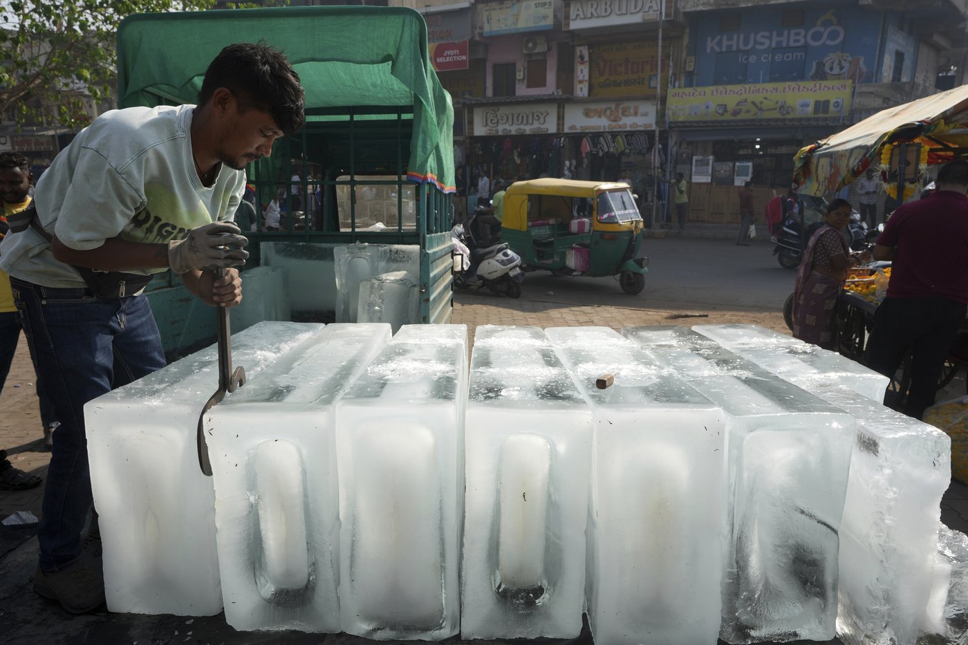 In one Indian city, reflective paint and bus stop sprinklers offer relief from killer heat | iNFOnews.ca