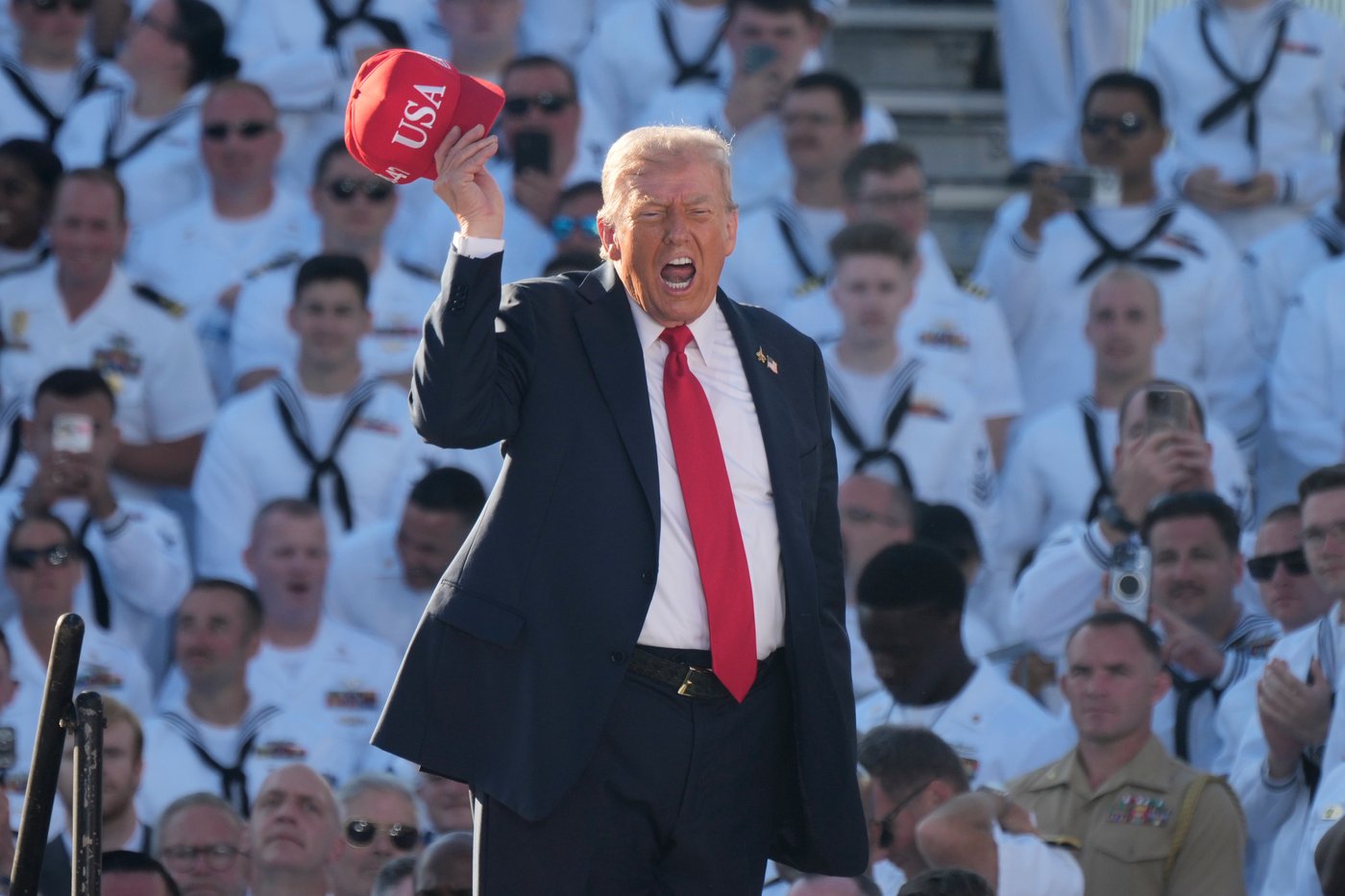 Trump doesn't let shutdown interfere with celebrating Navy's 250th anniversary at rally-like event | iNFOnews.ca