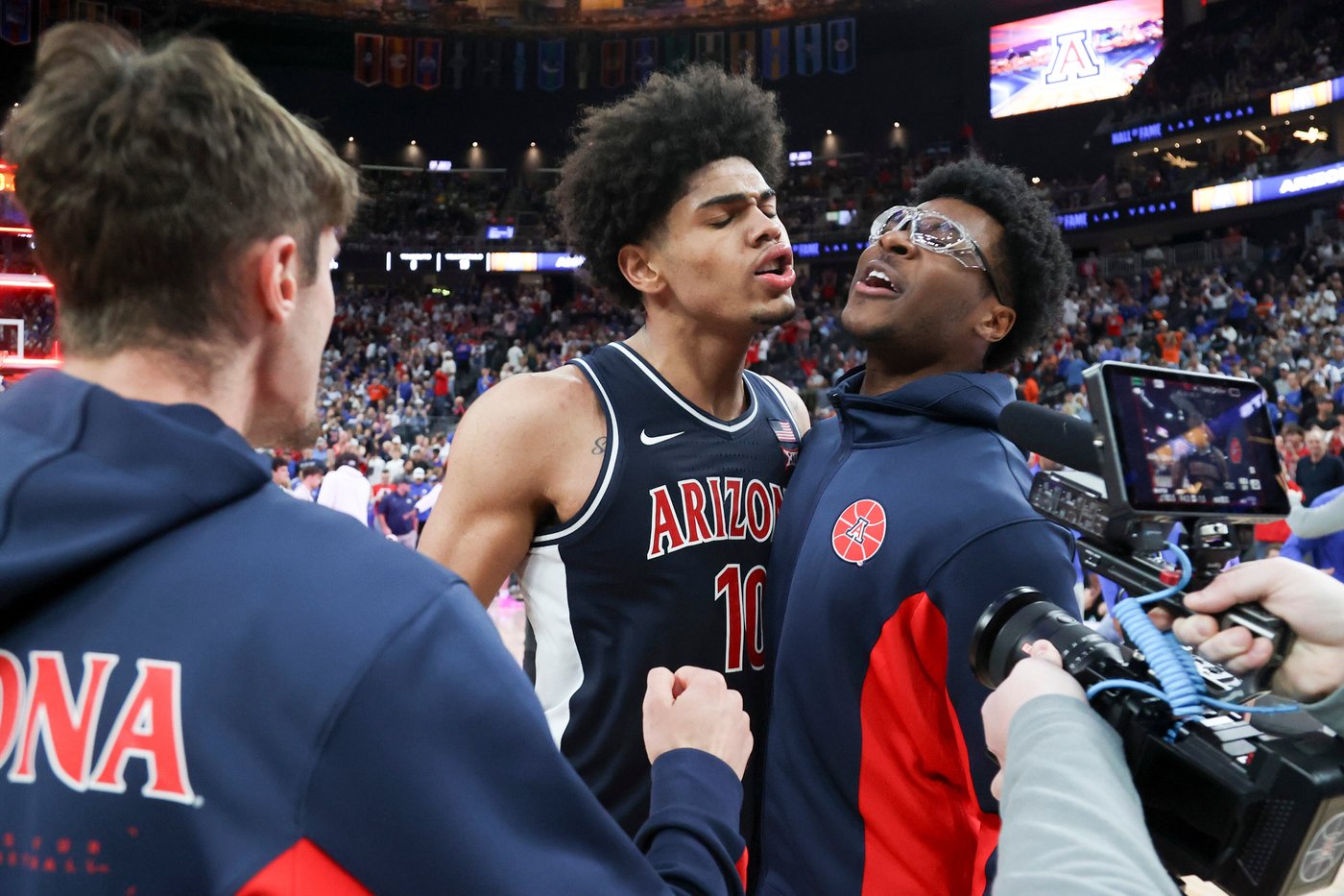 Freshman Koa Peat has dominant performance in debut for No. 13 Arizona vs. No. 3 Florida | iNFOnews.ca Freshman Koa Peat has dominant performance in debut for No. 13 Arizona vs. No. 3 Florida | iNFOnews.ca