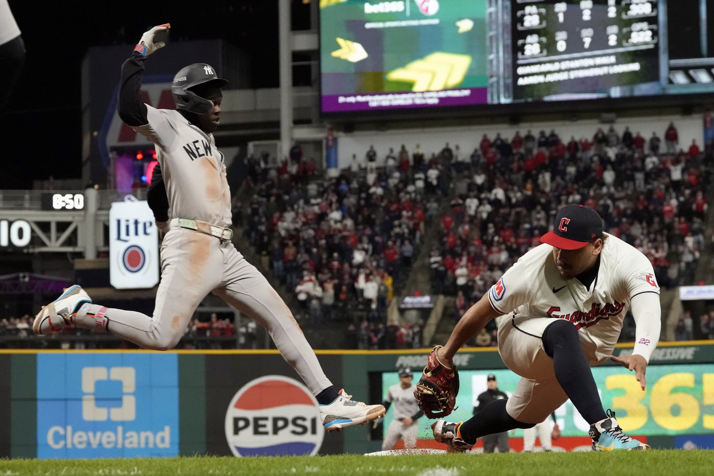 Fry's 2-run homer in 10th sends Guardians to stunning 7-5 win over Yankees | iNFOnews.ca Fry's 2-run homer in 10th sends Guardians to stunning 7-5 win over Yankees | iNFOnews.ca