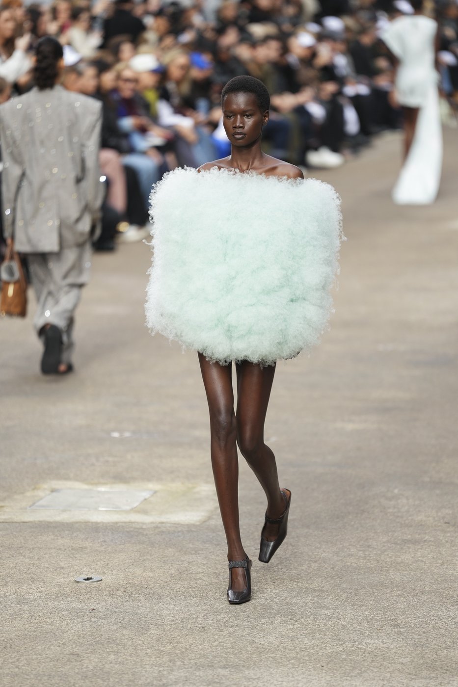 Balenciaga upturns luxury in Paris as McCartney puts on high-octane fashion with playful, eco twist | iNFOnews.ca Balenciaga upturns luxury in Paris as McCartney puts on high-octane fashion with playful, eco twist | iNFOnews.ca