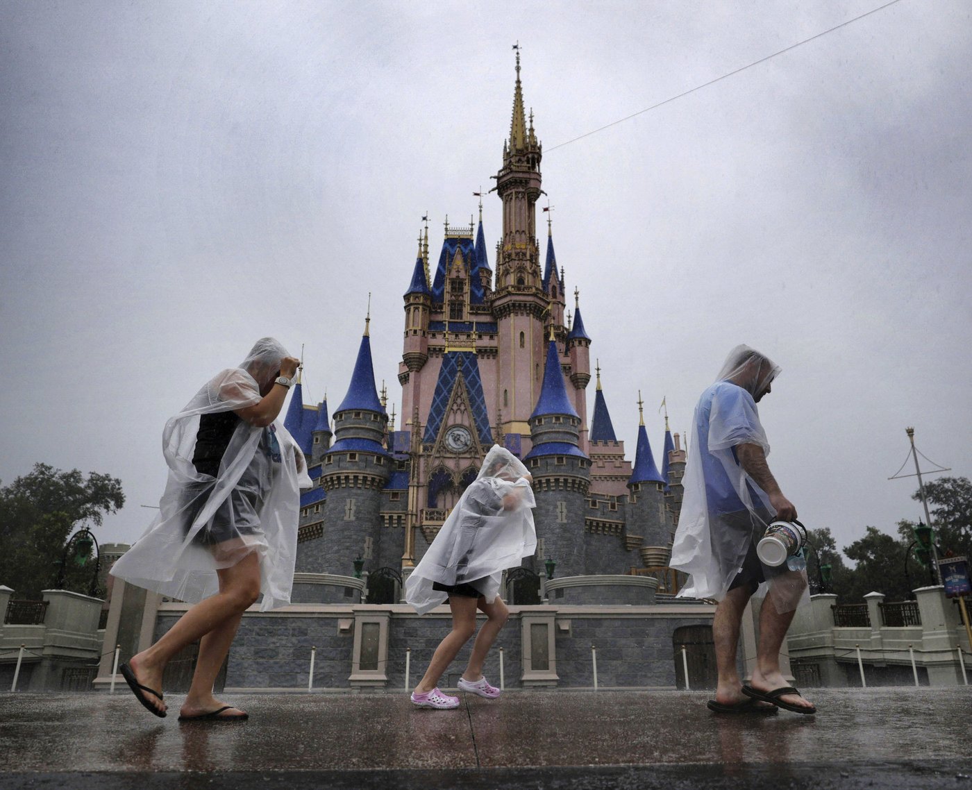 Disney World and Universal closures halt Orlando tourism as Milton approaches | iNFOnews.ca