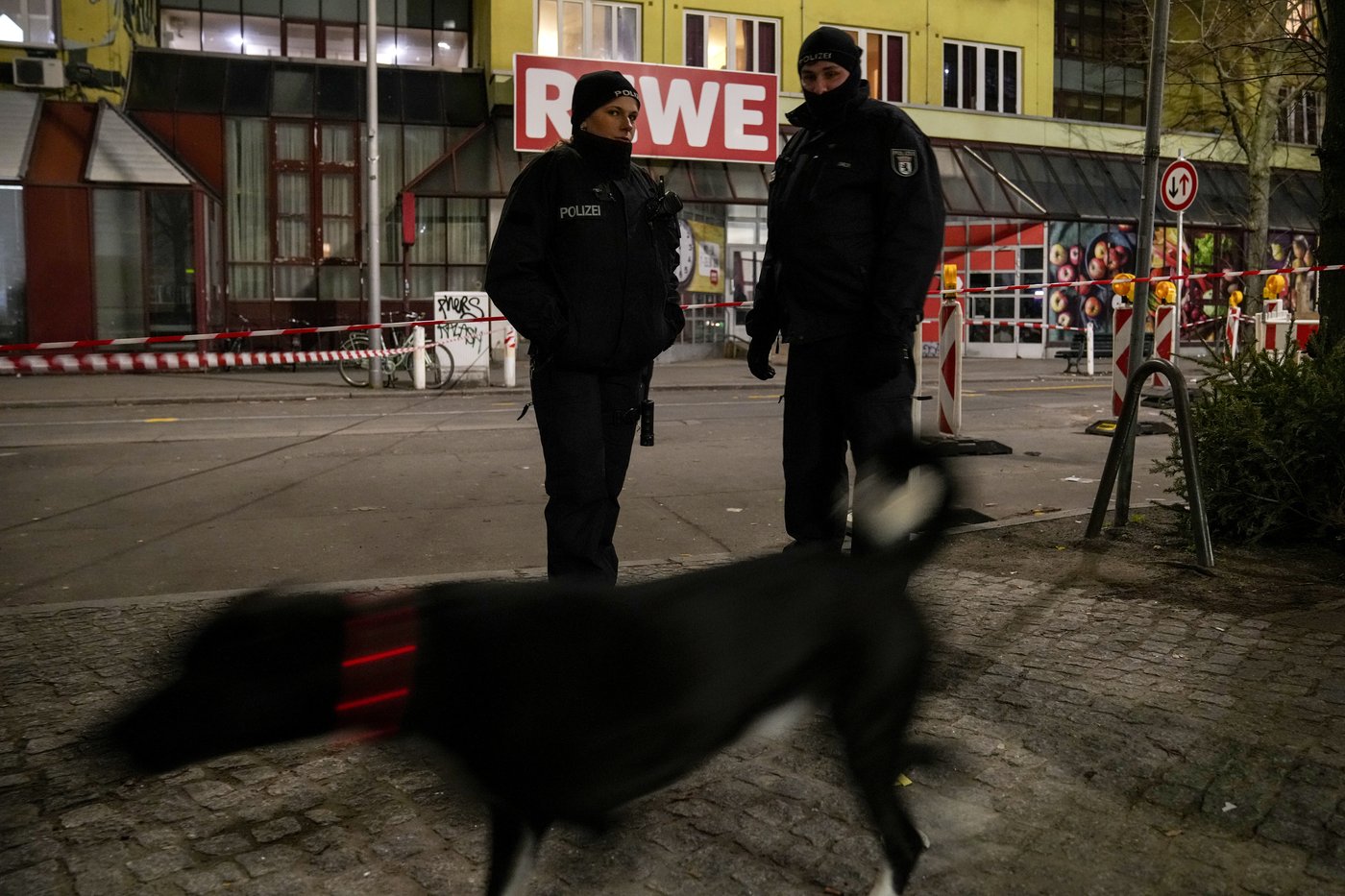 Berlin police say they have detained a man who attacked 2 people with a knife | iNFOnews.ca