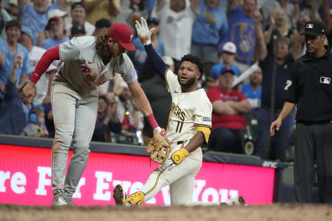 Jake Bauers hits game-ending single to lift NL Central-clinching Brewers to 2-1 win over Phillies | iNFOnews.ca