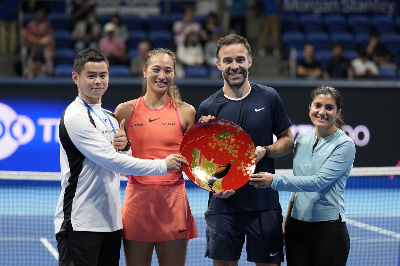 Zheng Qinwen defeats wild card Sofia Kenin to win in Tokyo and clinch WTA Finals berth | iNFOnews.ca
