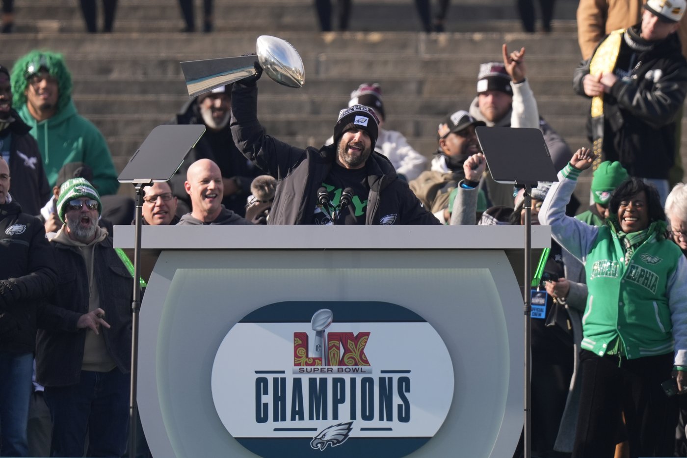 Philadelphia turns green on Valentine’s Day to celebrate Super Bowl champions | iNFOnews.ca