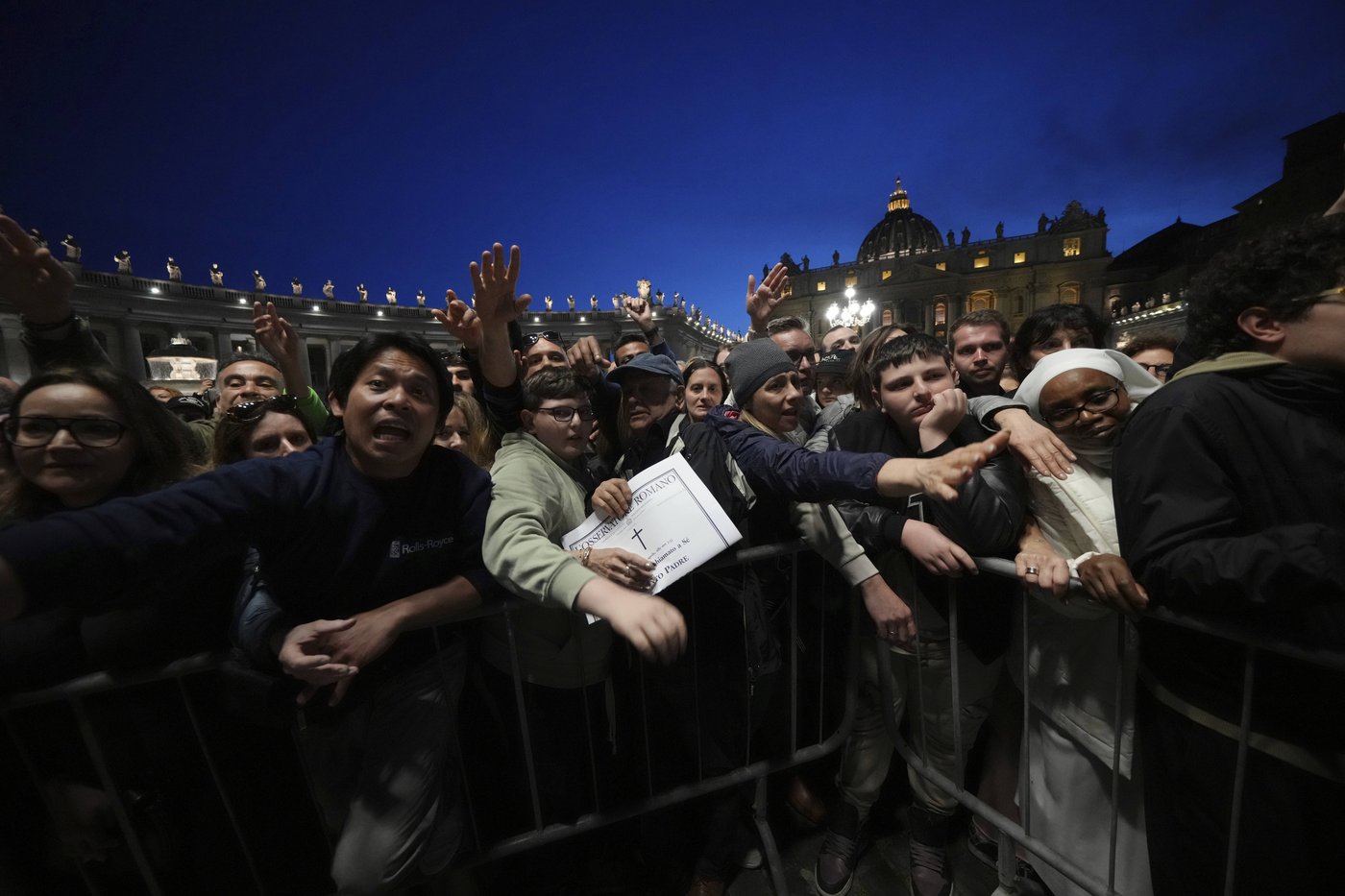 Pope Francis worried about greeting crowd in St. Peter's Square but was thankful he did, report says | iNFOnews.ca Pope Francis worried about greeting crowd in St. Peter's Square but was thankful he did, report says | iNFOnews.ca