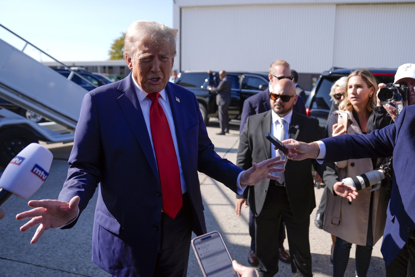 Trump fights back after Harris questions whether he is 'exhausted' | iNFOnews.ca Trump fights back after Harris questions whether he is 'exhausted' | iNFOnews.ca