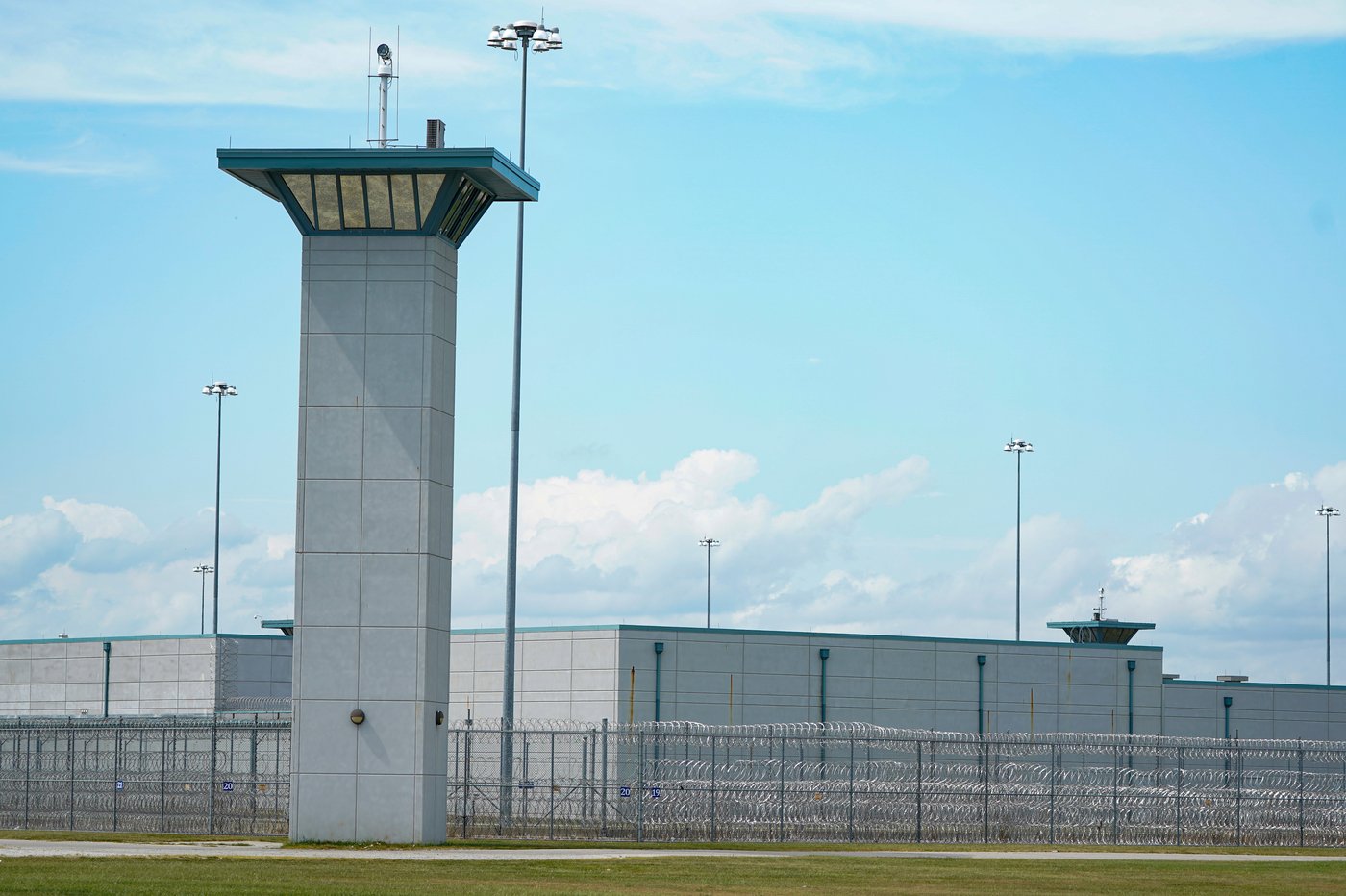 Federal Bureau of Prisons moves to end union protections for its workers | iNFOnews.ca