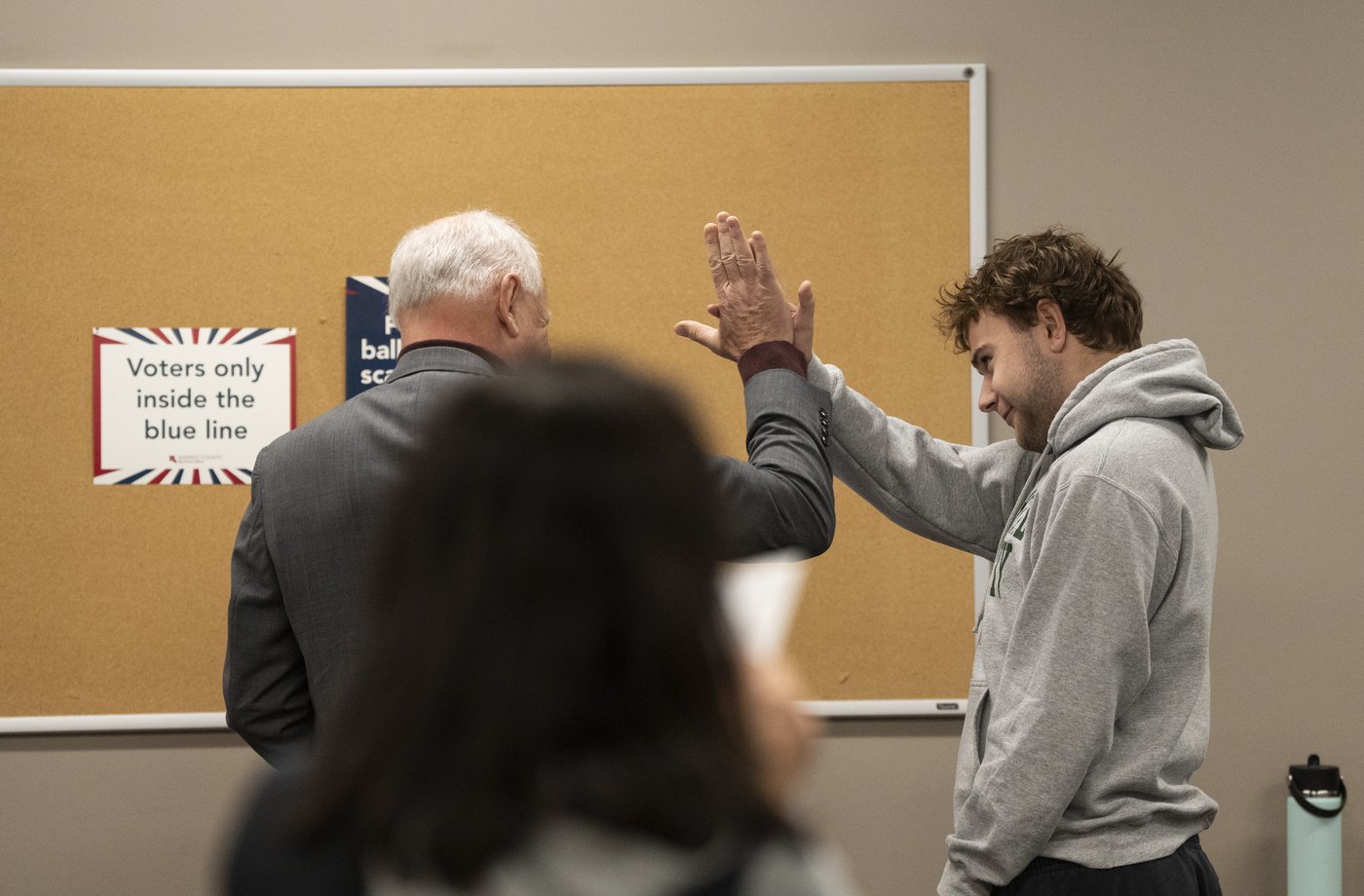Tim Walz, wife and son vote early in Minnesota | iNFOnews.ca Tim Walz, wife and son vote early in Minnesota | iNFOnews.ca