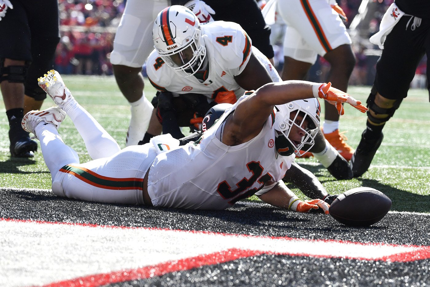 Cam Ward throws for 4 touchdowns, No. 6 Miami survives Louisville comeback bids for wild 52-45 win | iNFOnews.ca Cam Ward throws for 4 touchdowns, No. 6 Miami survives Louisville comeback bids for wild 52-45 win | iNFOnews.ca