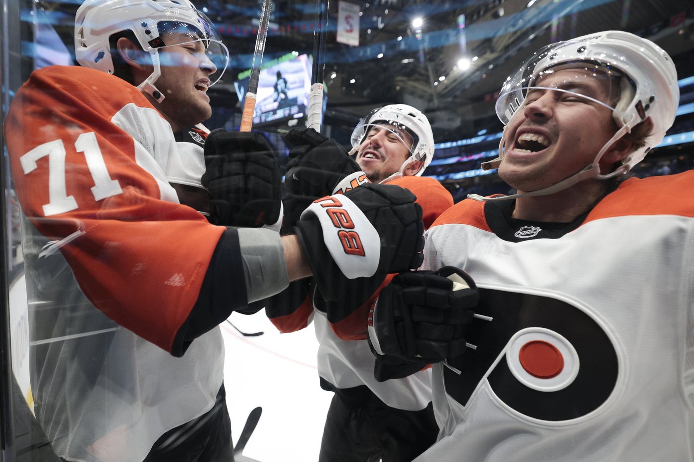 Kraken score 4 goals in 2nd period, hold off late Flyers rally in 6-4 win | iNFOnews.ca