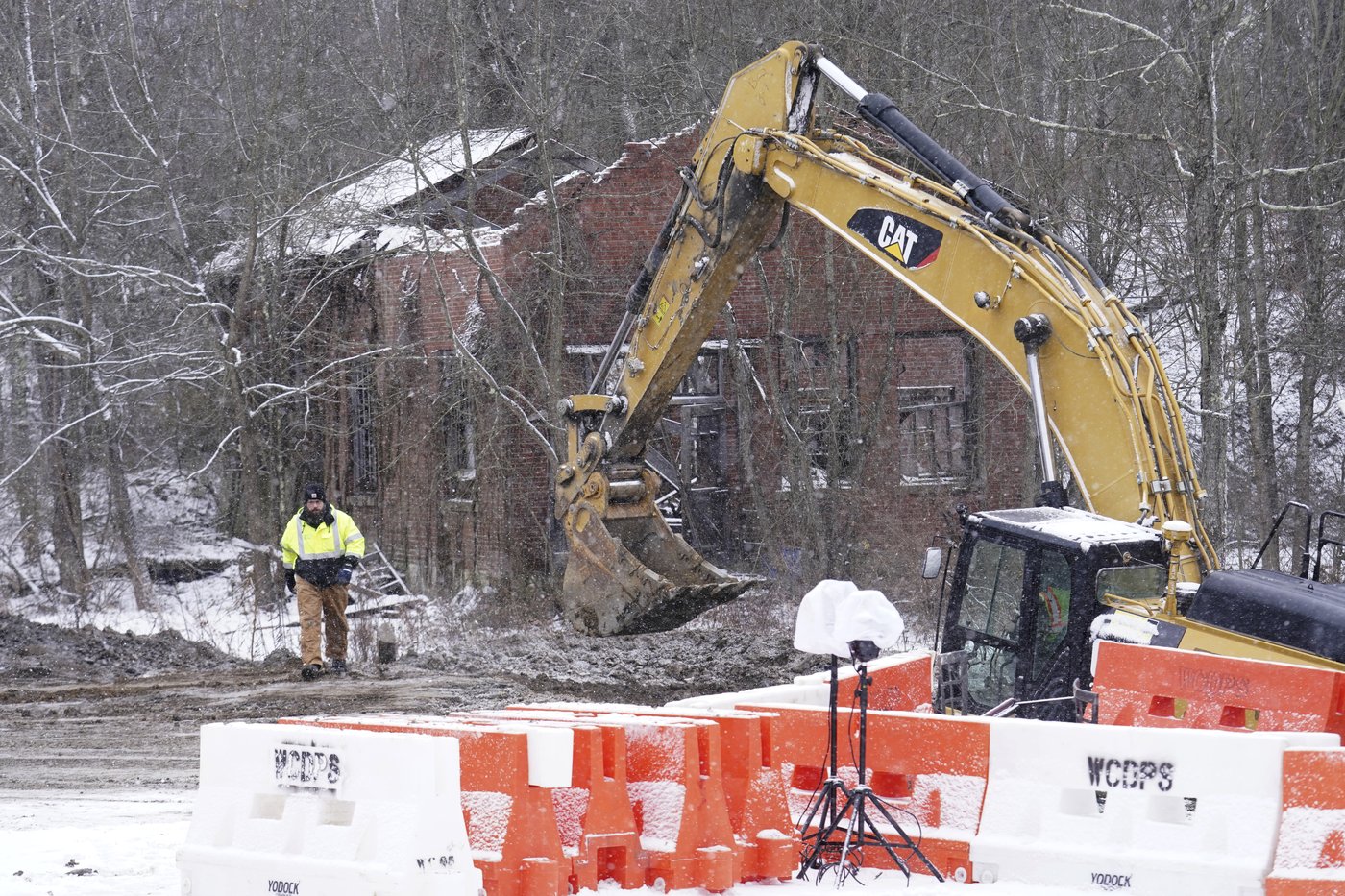 Digging resumes in the search for a woman in a Pennsylvania sinkhole | iNFOnews.ca
