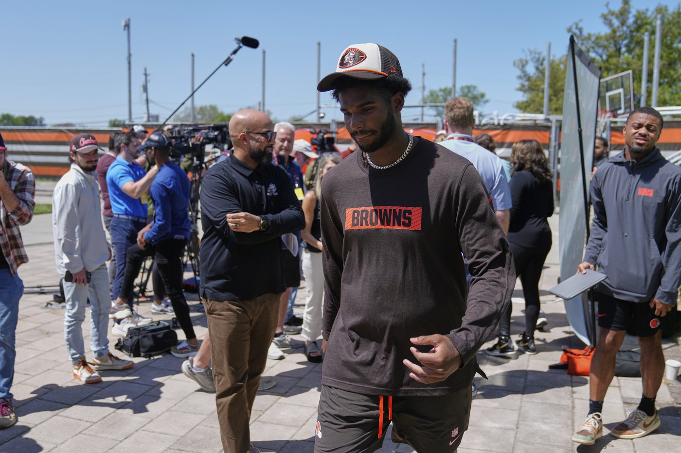 Shedeur Sanders is trying to block out noise and focus on the Browns' playbook | iNFOnews.ca