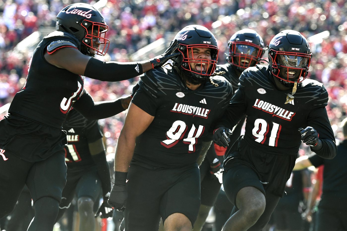 Cam Ward throws for 4 touchdowns, No. 6 Miami survives Louisville comeback bids for wild 52-45 win | iNFOnews.ca Cam Ward throws for 4 touchdowns, No. 6 Miami survives Louisville comeback bids for wild 52-45 win | iNFOnews.ca