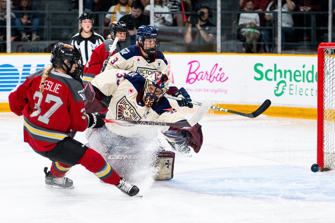 Charge advance to Professional Women's Hockey League final with 2-1 win over Victoire | iNFOnews.ca
