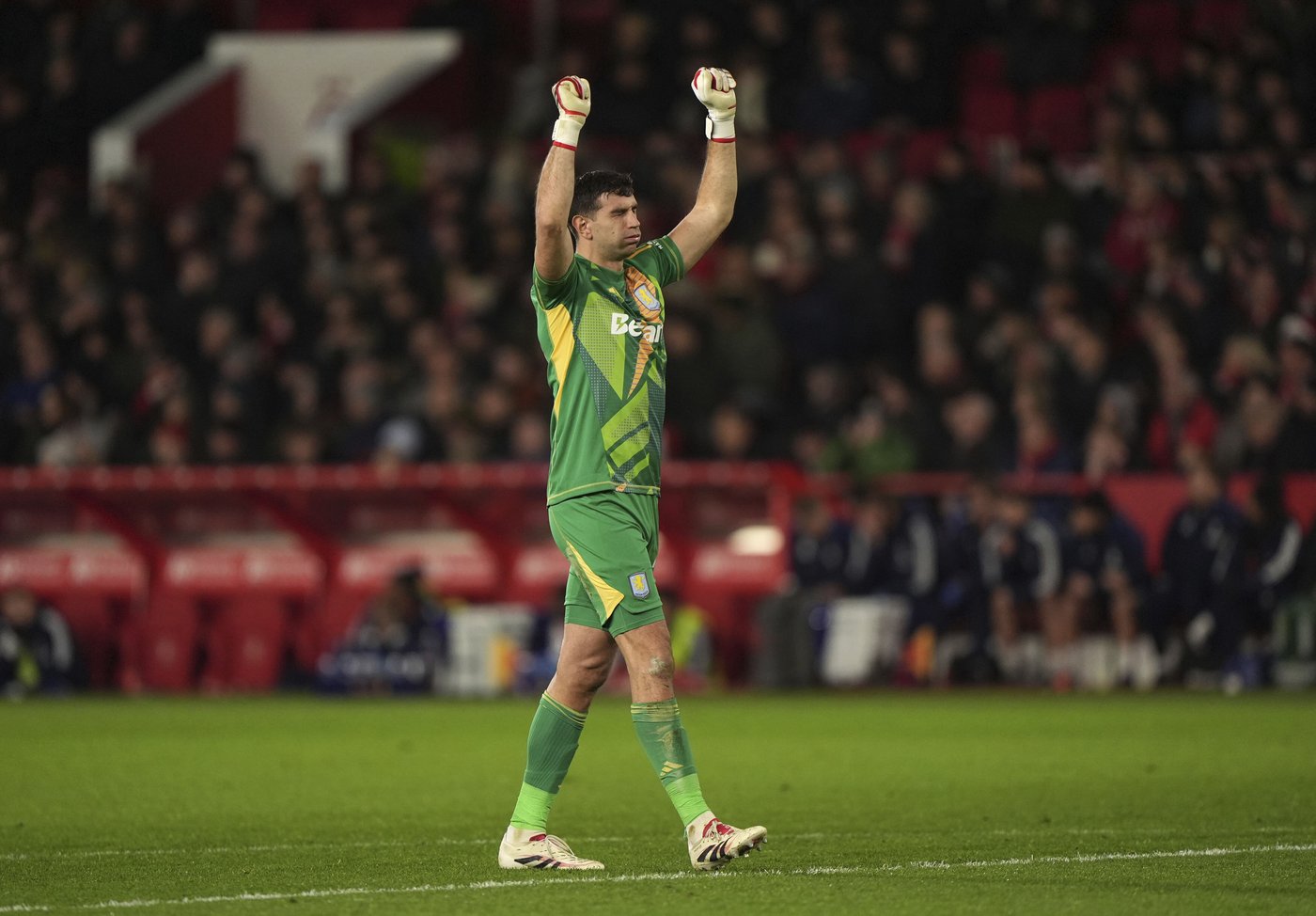 10-man Liverpool draws with Fulham in Premier League but Arsenal fails to take advantage | iNFOnews.ca 10-man Liverpool draws with Fulham in Premier League but Arsenal fails to take advantage | iNFOnews.ca