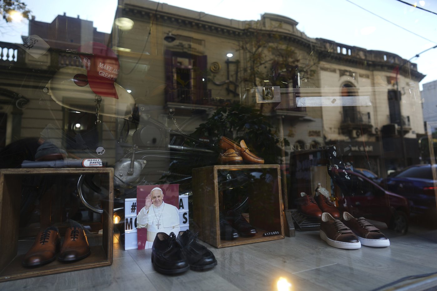 Pope Francis' ordinary shoes bring pride to his Argentine neighborhood - and his cobbler | iNFOnews.ca Pope Francis' ordinary shoes bring pride to his Argentine neighborhood - and his cobbler | iNFOnews.ca