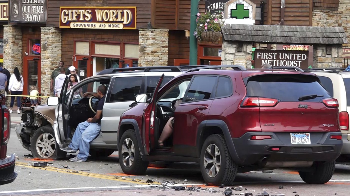 Crash on pedestrian-heavy main strip in Tennessee tourist town of Gatlinburg injures 7 | iNFOnews.ca Crash on pedestrian-heavy main strip in Tennessee tourist town of Gatlinburg injures 7 | iNFOnews.ca
