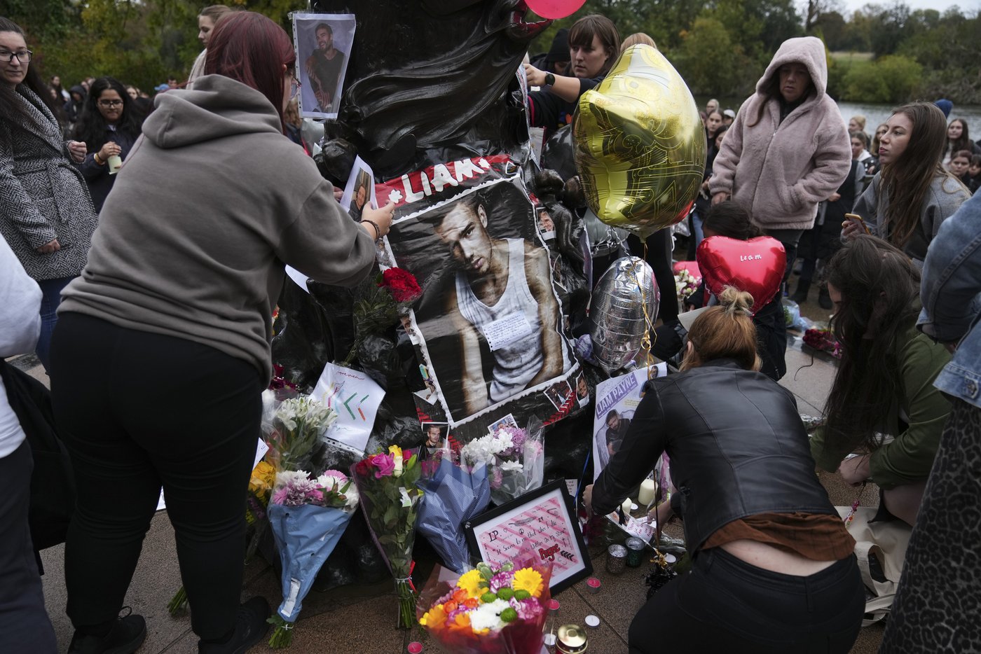 Directioners mourning singer Liam Payne leave tributes in London and other cities | iNFOnews.ca