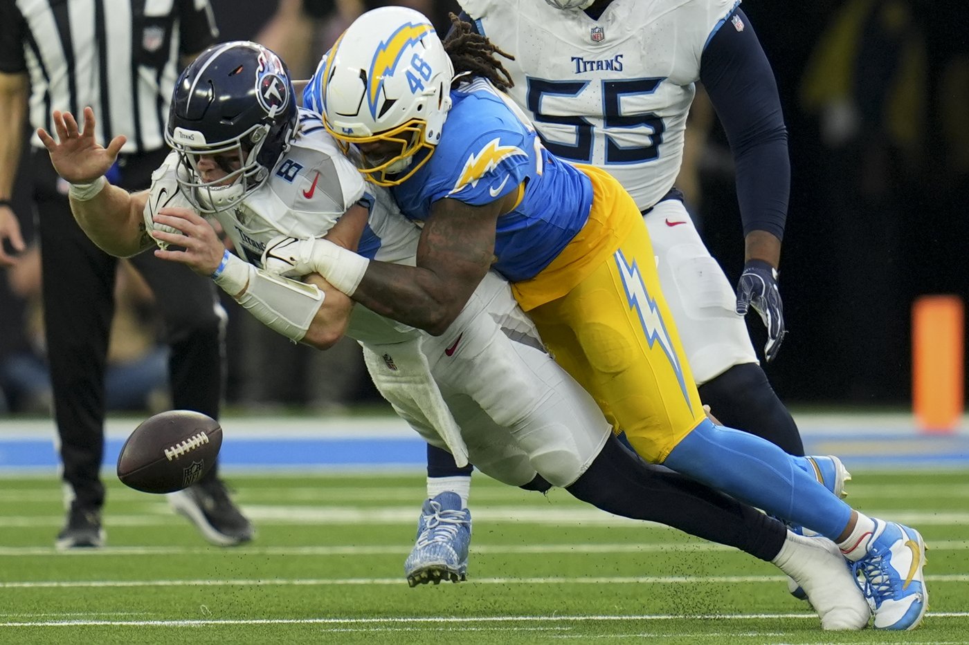 Overturned defensive touchdown is just the latest break to go against struggling Titans | iNFOnews.ca Overturned defensive touchdown is just the latest break to go against struggling Titans | iNFOnews.ca
