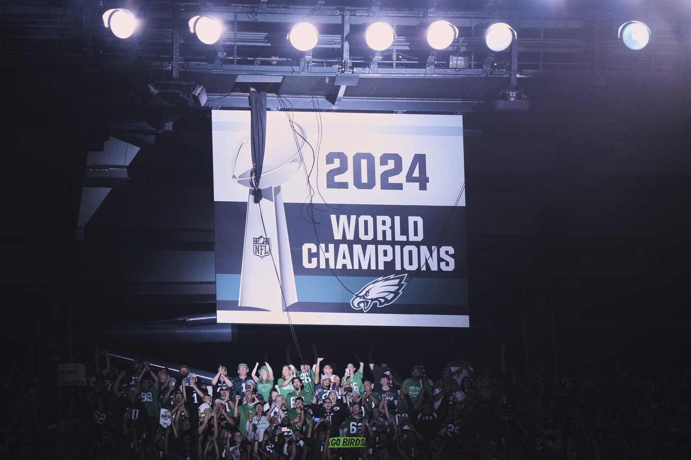 Eagles unveil 2024 Super Bowl banner amid fireworks before NFL opener against Dallas | iNFOnews.ca
