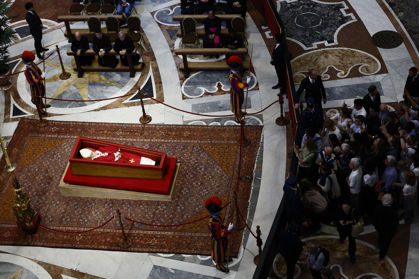 Catholic faithful pay their final respects to Pope Francis as public viewing begins | iNFOnews.ca Catholic faithful pay their final respects to Pope Francis as public viewing begins | iNFOnews.ca