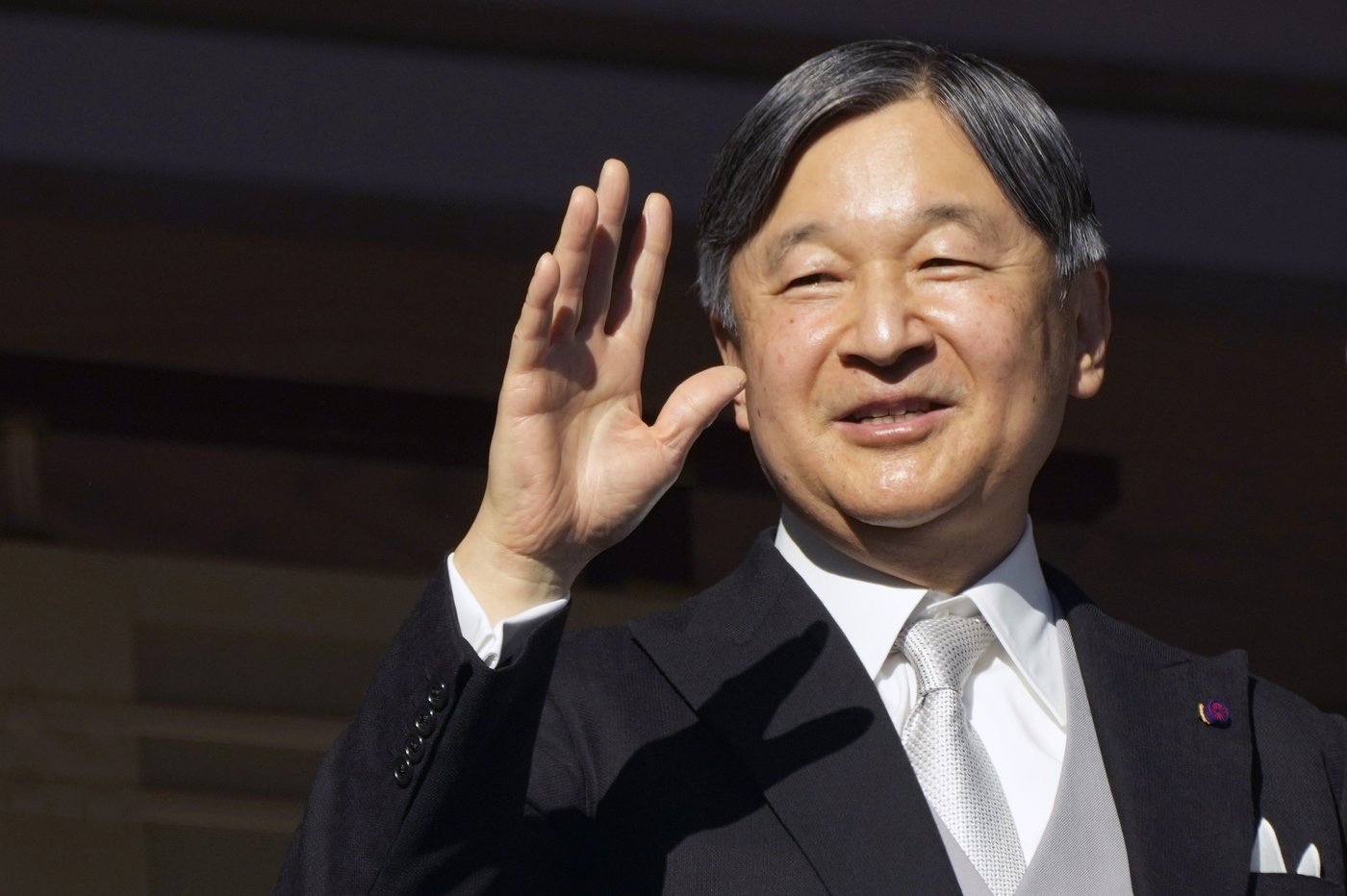 Japanese emperor and his family greet flag-waving crowd at the palace for New Year's | iNFOnews.ca