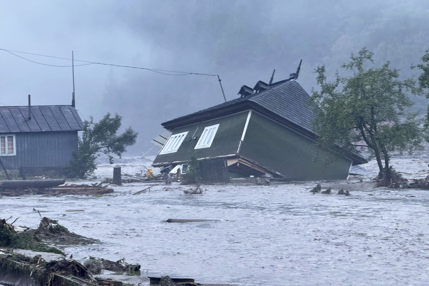 Flash floods in Romania kill at least 1 person and force hundreds of evacuations | iNFOnews.ca Flash floods in Romania kill at least 1 person and force hundreds of evacuations | iNFOnews.ca