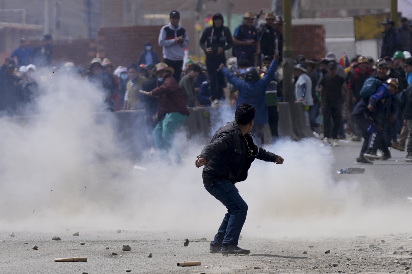 Rival protesters clash in Bolivia as ex-President Evo Morales leads a march to the capital | iNFOnews.ca Rival protesters clash in Bolivia as ex-President Evo Morales leads a march to the capital | iNFOnews.ca