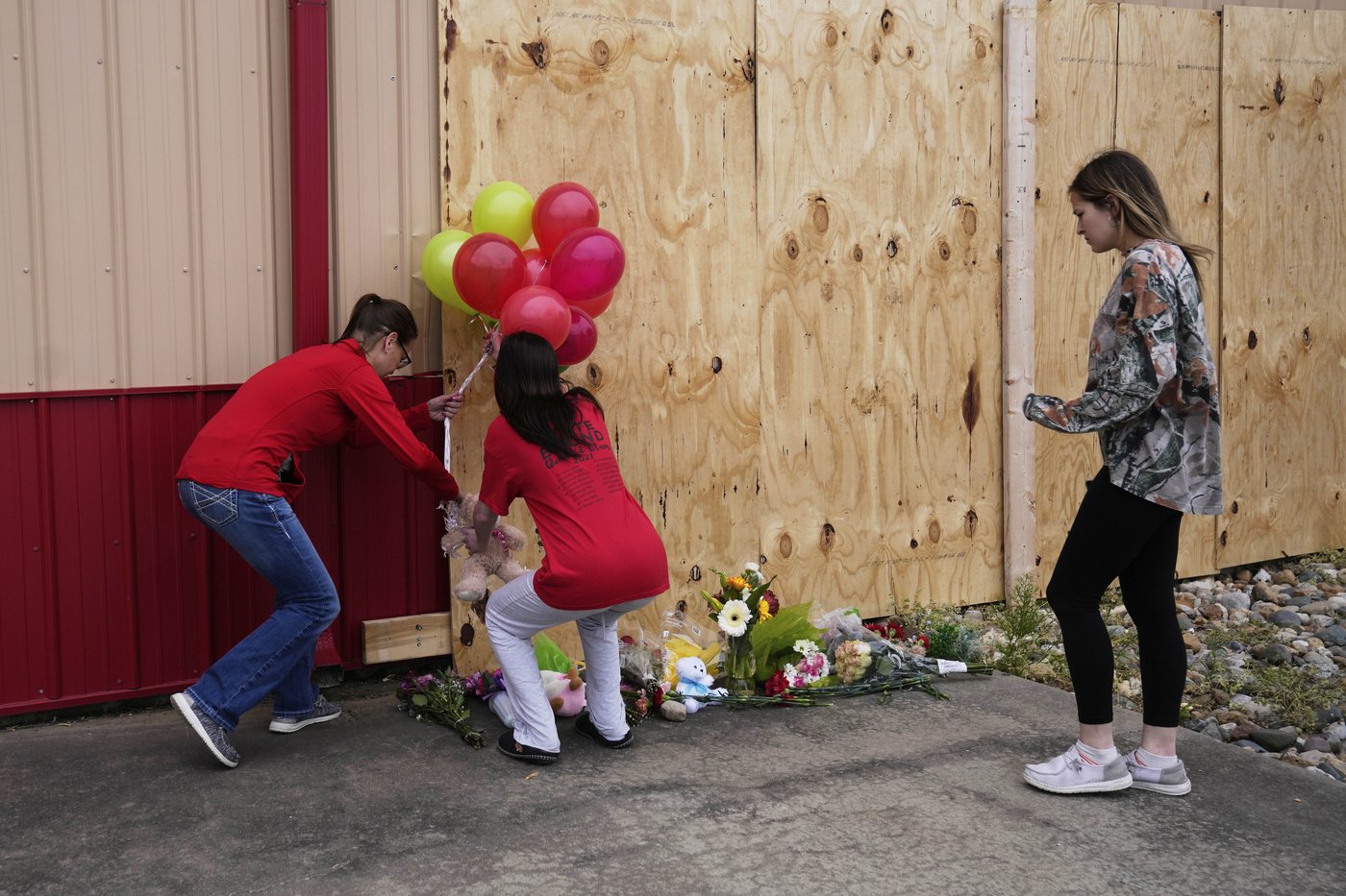Illinois town mourns the 4 youngsters killed when a car barreled through their after-school camp | iNFOnews.ca Illinois town mourns the 4 youngsters killed when a car barreled through their after-school camp | iNFOnews.ca