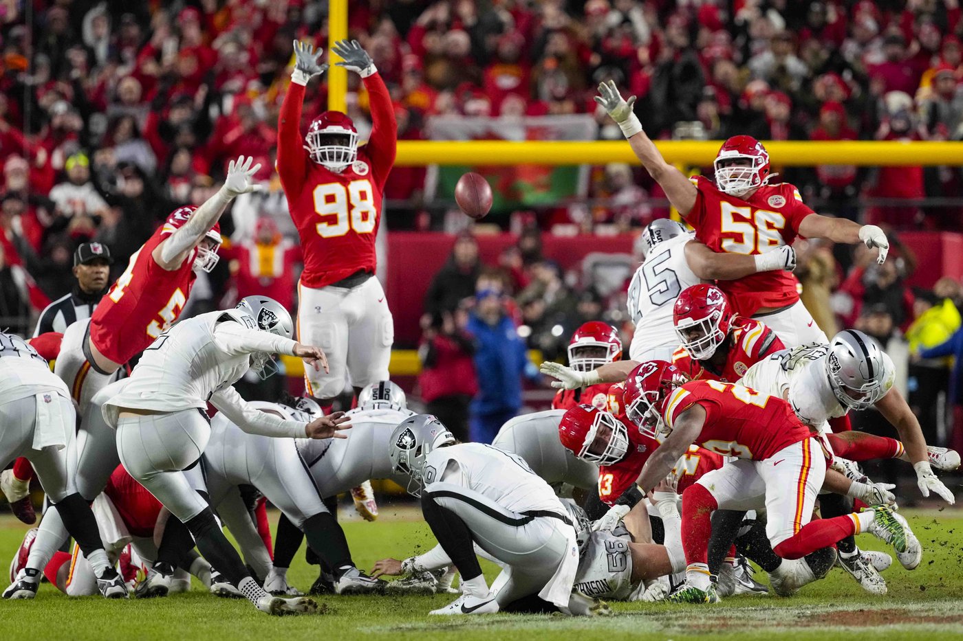 Chiefs recover botched snap by Raiders in closing seconds, clinch playoff berth with 19-17 victory | iNFOnews.ca